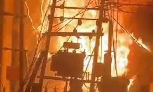 Up News: ट्रांसफार्मर में लगी आग से बिजली सप्लाई ठप