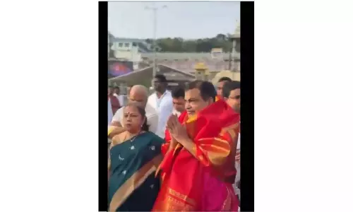 केंद्रीय मंत्री नितिन गडकरी ने Tirupati मंदिर में पूजा की केंद्रीय मंत्री नितिन गडकरी ने Tirupati मंदिर में पूजा की