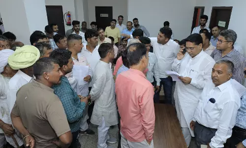 Jaipur: जल संसाधन मंत्री अजमेर में की जनसुनवाई - फरियादियों की उमड़ी भीड़ Jaipur: जल संसाधन मंत्री अजमेर में की जनसुनवाई - फरियादियों की उमड़ी भीड़