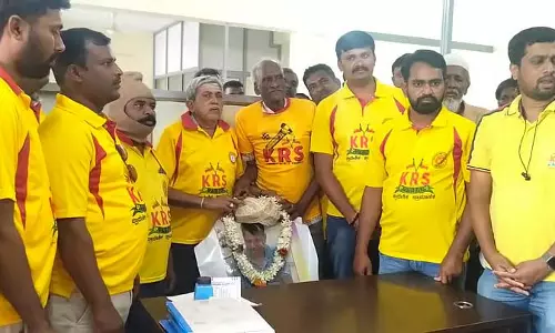गौरीबिदनूर: KRS ने भ्रष्ट अधिकारी को सम्मानित किया