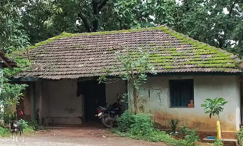 सैकड़ों आवासीय मकान जर्जर हालत में: सुरक्षित आश्रय का भ्रम
