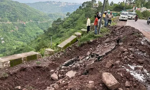 Nahan: हाईवे पर भूस्खलन से यात्री फंसे, एनएच-707 पूरी तरह बंद Nahan: हाईवे पर भूस्खलन से यात्री फंसे, एनएच-707 पूरी तरह बंद