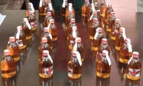 स्कूटी में घूम-घूमकर शराब बेच रहा था उरला का युवक, गिरफ्तार स्कूटी में घूम-घूमकर शराब बेच रहा था उरला का युवक, गिरफ्तार