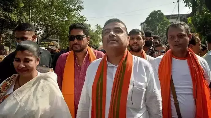 Kolkata: तृणमूल की रैली से गरमाई सियासत, शुभेंदु के कार्यक्रम से तारीख टकराई Kolkata: तृणमूल की रैली से गरमाई सियासत, शुभेंदु के कार्यक्रम से तारीख टकराई