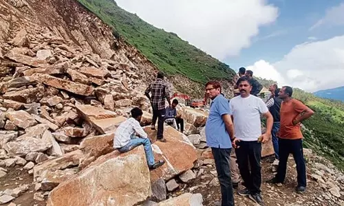Nahan: भूस्खलन से एनएच-707 ठप, सैकड़ों वाहन फंसे जाम में