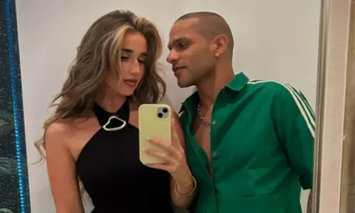 Shikhar Dhawan अपनी कथित गर्लफ्रेंड सोफी शाइन की नई तस्वीर में उन्हें देखते ही रह गए। Shikhar Dhawan अपनी कथित गर्लफ्रेंड सोफी शाइन की नई तस्वीर में उन्हें देखते ही रह गए।