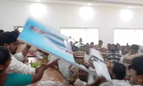 संगारेड्डी में चेक वितरण कार्यक्रम में BRS, कांग्रेस के बीच टकराव से अफरा-तफरी मच गई