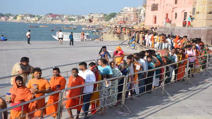 Varanasi: सावन की शिवभक्ति में डूबी काशी, पूर्व संध्या पर छाया केसरिया उल्लास Varanasi: सावन की शिवभक्ति में डूबी काशी, पूर्व संध्या पर छाया केसरिया उल्लास