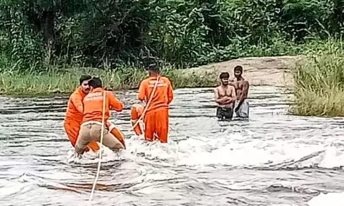 बाढ़ के पानी में डूबे छात्र; अग्निशमन दल ने उन्हें बचाया बाढ़ के पानी में डूबे छात्र; अग्निशमन दल ने उन्हें बचाया