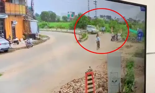 एक्सीडेंट LIVE वीडियो, बेकाबू बोलेरो का तांडव, कई को जोरदार टक्कर मारी एक्सीडेंट LIVE वीडियो, बेकाबू बोलेरो का तांडव, कई को जोरदार टक्कर मारी