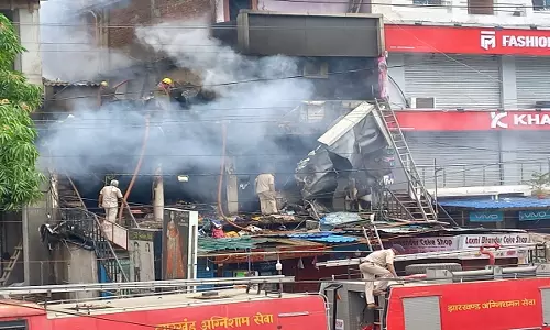 Ranchi के मार्केट कांप्लेक्स में भीषण आग, कई दुकानें खाक Ranchi के मार्केट कांप्लेक्स में भीषण आग, कई दुकानें खाक