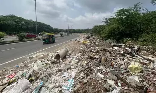 अवैध डंपिंग से गुरुग्राम-फरीदाबाद रोड पर जाम, लोगों ने प्रशासन को घेरा
