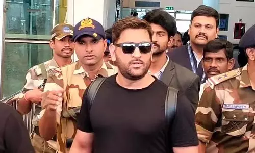 कोयम्बटूर पहुंचने पर धोनी का हवाई अड्डे पर उत्साहपूर्ण स्वागत किया गया कोयम्बटूर पहुंचने पर धोनी का हवाई अड्डे पर उत्साहपूर्ण स्वागत किया गया