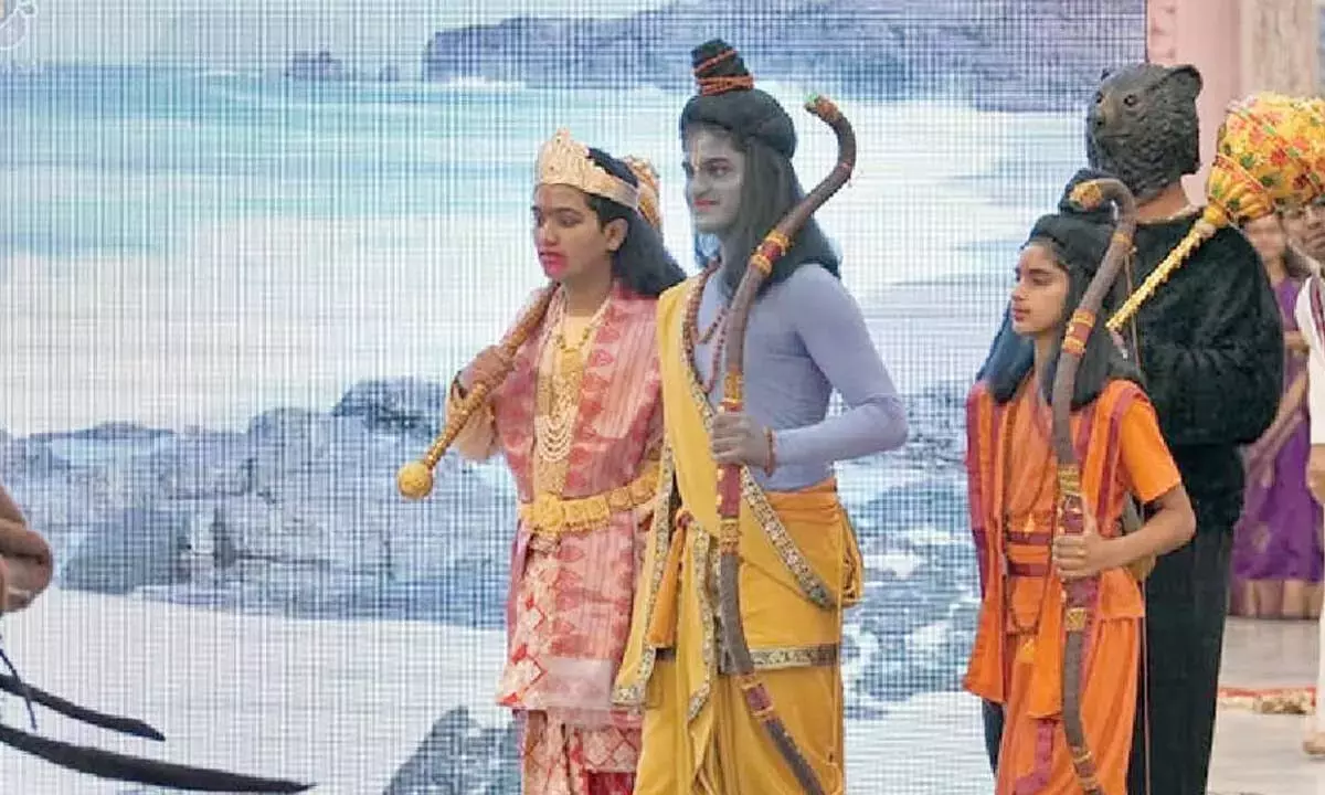 Andhra: प्रशांति निलयम में भक्तों की नाट्य प्रस्तुति ने सभी को मंत्रमुग्ध कर दिया