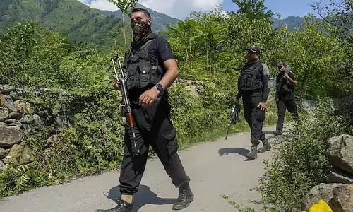 ऑपरेशन अखल: कश्मीर में आतंकियों की तलाश जारी
