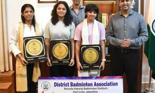 Jalandhar DC ने बैडमिंटन में सफलता के लिए बहनों तन्वी और राधिका शर्मा को सम्मानित किया