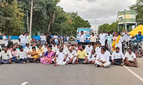 PMK सदस्यों ने पेन्नागरम पुलिस स्टेशन के सामने सड़क जाम की