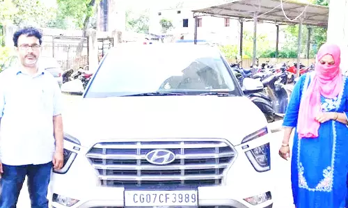 ढाई करोड़ की हेराफेरी, बैंक अधिकारी अपनी पत्नी के साथ गिरफ्तार ढाई करोड़ की हेराफेरी, बैंक अधिकारी अपनी पत्नी के साथ गिरफ्तार