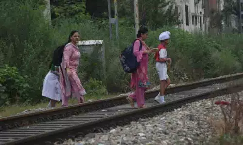 Ludhiana: बच्चे और उनके माता-पिता रेल की पटरियां पार करके अपनी जान जोखिम में डाल रहे