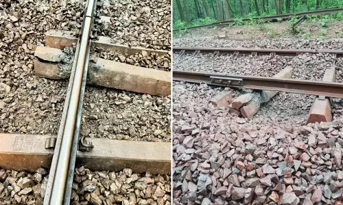 Odisha : माओवादियों ने उड़ाई रेल पटरी, एक रेलवे कर्मचारी की मौत Odisha : माओवादियों ने उड़ाई रेल पटरी, एक रेलवे कर्मचारी की मौत