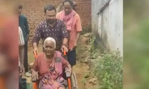 बोलनगीर की बुजुर्ग महिला को पेंशन और व्हीलचेयर सहायता मिली बोलनगीर की बुजुर्ग महिला को पेंशन और व्हीलचेयर सहायता मिली
