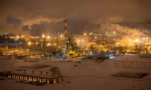 Ukraine ने दो रूसी तेल रिफाइनरियों पर ड्रोन हमले का दावा किया Ukraine ने दो रूसी तेल रिफाइनरियों पर ड्रोन हमले का दावा किया