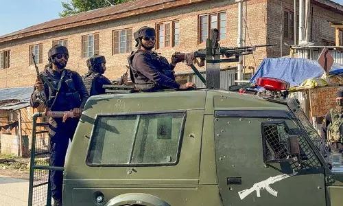 J-K के कुलगाम में आतंकवाद विरोधी अभियान तीसरे दिन भी जारी J-K के कुलगाम में आतंकवाद विरोधी अभियान तीसरे दिन भी जारी