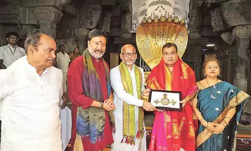 Andhra : केंद्रीय मंत्री गडकरी ने श्रीवारी का दौरा किया