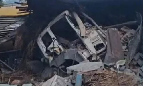 टैंकर की टक्कर से तीन घर क्षतिग्रस्त, रायगढ़ में एक की मौत