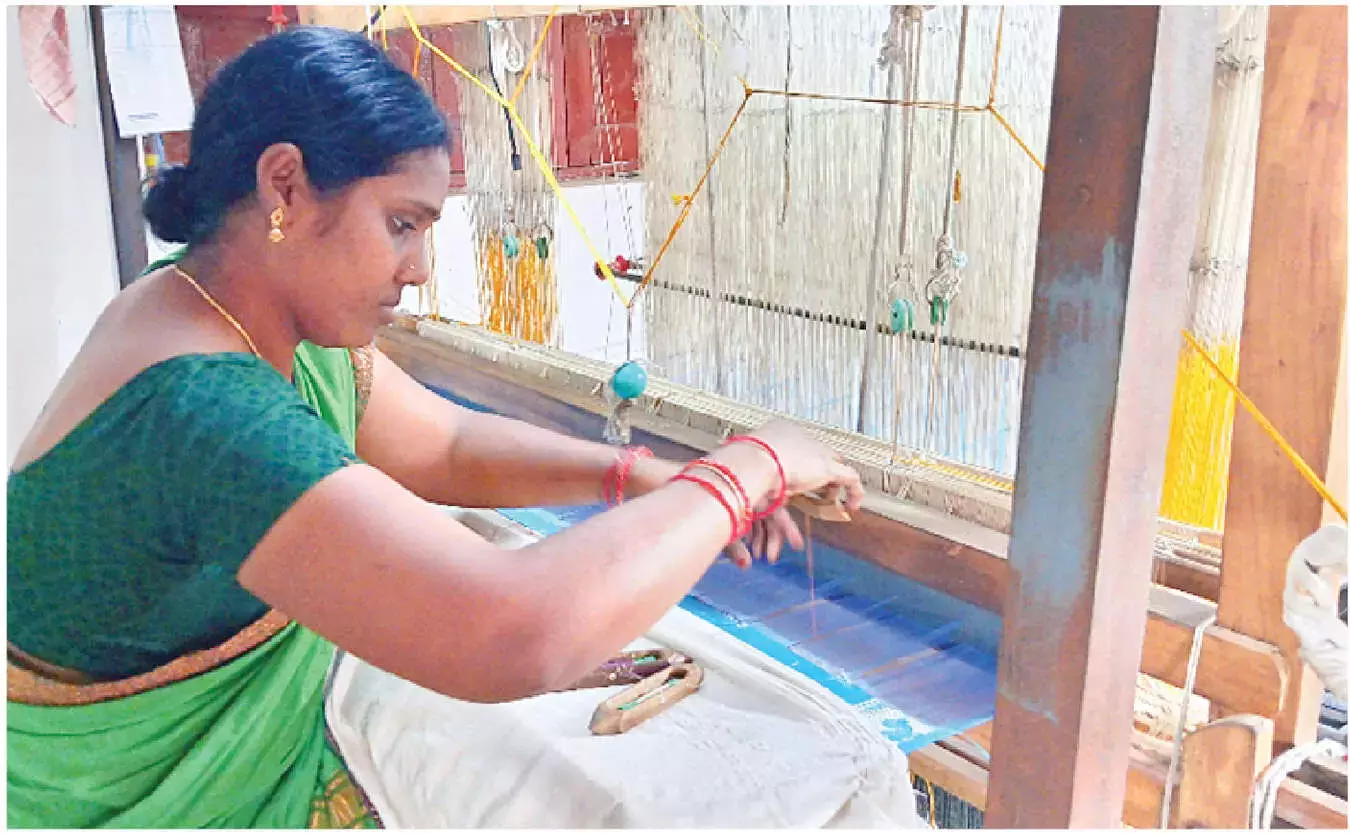Telangana: सिरसिला की महिला बुनकर ने रचा इतिहास Telangana: सिरसिला की महिला बुनकर ने रचा इतिहास