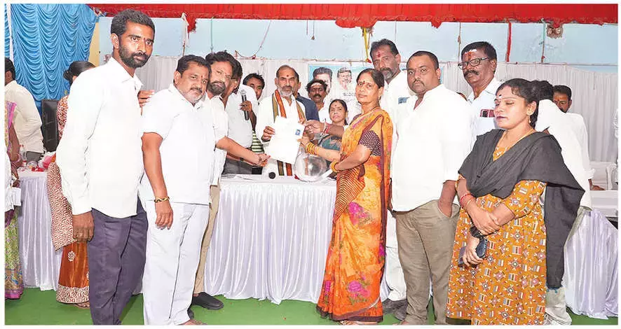 Telangana: सरकारी सचेतक ने मकान पट्टा प्रमाण पत्र वितरित किए Telangana: सरकारी सचेतक ने मकान पट्टा प्रमाण पत्र वितरित किए