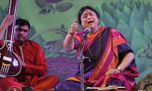 Kalapini Komkali ने भावपूर्ण गायन से मंत्रमुग्ध किया