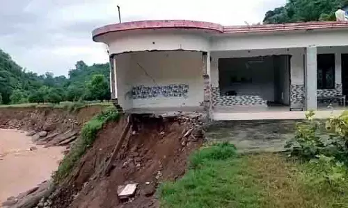 Himachal: छह साल, कोई न्याय नहीं, नौसेना जवान की ज़मीन गई, घर मिट्टी के कटाव में Himachal: छह साल, कोई न्याय नहीं, नौसेना जवान की ज़मीन गई, घर मिट्टी के कटाव में