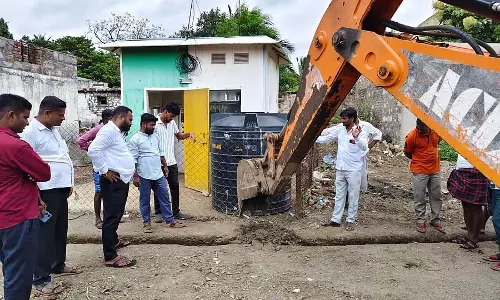 दूषित पानी का मामला; अलग ट्यूबवेल खोदने की मांग