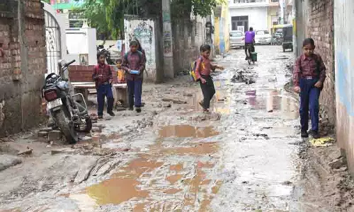 Chandigarh: बहता सीवेज, गड्ढों वाली सड़कें, स्कूली बच्चे नागरिक उदासीनता से जूझ रहे Chandigarh: बहता सीवेज, गड्ढों वाली सड़कें, स्कूली बच्चे नागरिक उदासीनता से जूझ रहे
