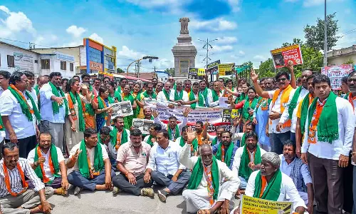 सरकारी लापरवाही से किसान परेशान; भाजपा का विरोध प्रदर्शन सरकारी लापरवाही से किसान परेशान; भाजपा का विरोध प्रदर्शन