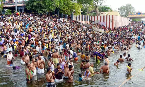 Tamil Nadu: आदि पेरुक्कू के लिए भक्तों की भीड़ भवानी नदी संगम पर उमड़ी Tamil Nadu: आदि पेरुक्कू के लिए भक्तों की भीड़ भवानी नदी संगम पर उमड़ी
