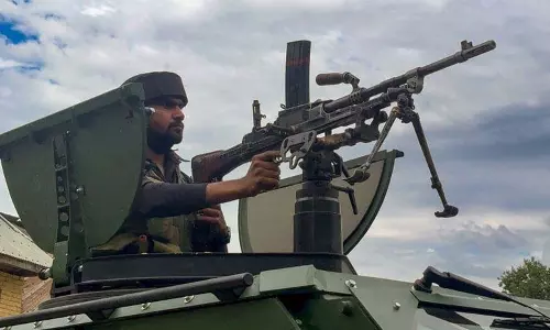 Jammu: कुलगाम में मुठभेड़ में 2 आतंकवादी मारे गए Jammu: कुलगाम में मुठभेड़ में 2 आतंकवादी मारे गए