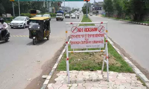 Chandigarh में दक्षिण मार्ग पर प्रवेश प्रतिबंधित होने के बाद ई-रिक्शा पर कार्रवाई Chandigarh में दक्षिण मार्ग पर प्रवेश प्रतिबंधित होने के बाद ई-रिक्शा पर कार्रवाई