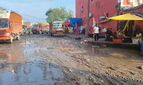 Mandi में टूटी सड़कों और सफाई व्यवस्था की अव्यवस्था को ठीक करने का काम अभी तक शुरू नहीं हुआ Mandi में टूटी सड़कों और सफाई व्यवस्था की अव्यवस्था को ठीक करने का काम अभी तक शुरू नहीं हुआ