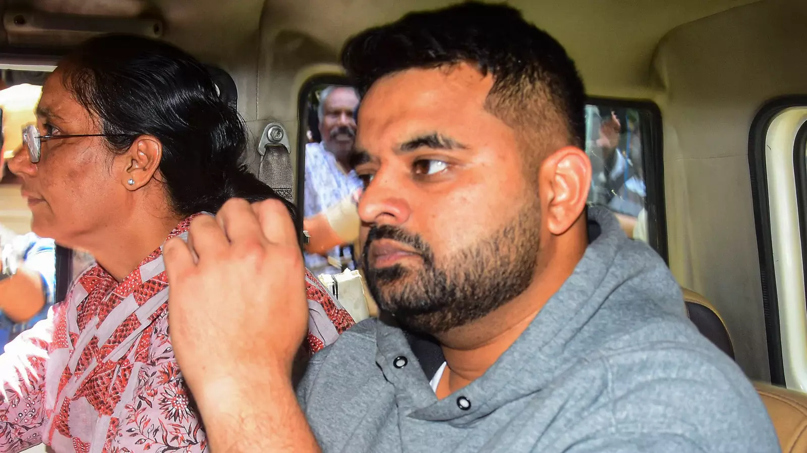 बलात्कार मामले में उम्रकैद की सजा के बाद प्रज्वल रेवन्ना को कैदी नंबर दिया गया बलात्कार मामले में उम्रकैद की सजा के बाद प्रज्वल रेवन्ना को कैदी नंबर दिया गया