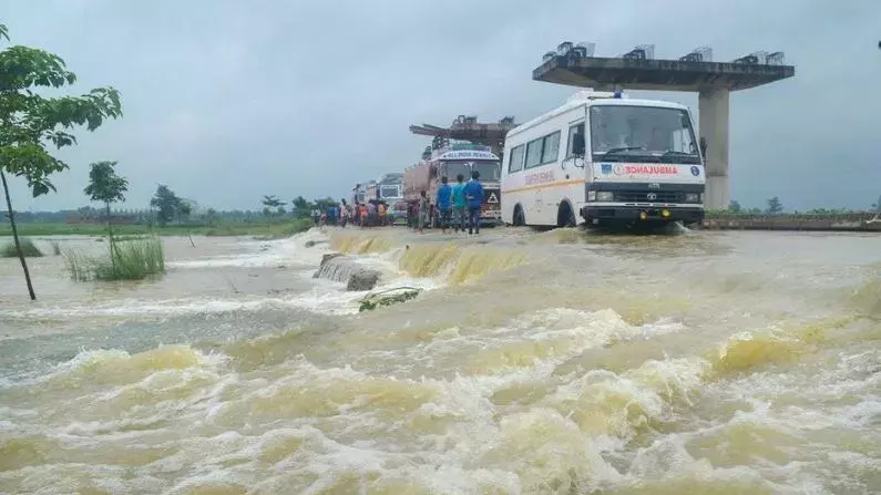 Bihar में भारी बारिश के बाद नदियां उफान पर