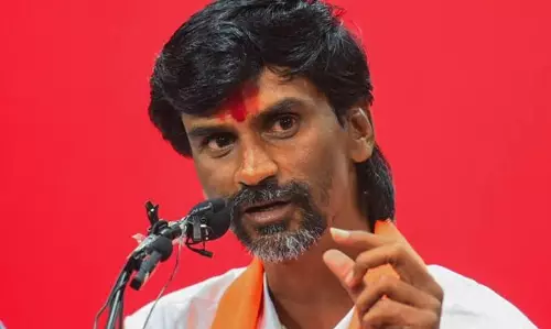 Beed में मनोज जारांगे की लिफ्ट दुर्घटनाग्रस्त हो गई Beed में मनोज जारांगे की लिफ्ट दुर्घटनाग्रस्त हो गई