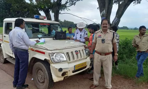 स्कूली वाहनों की यातायात पुलिस कर रही नियमित जांच, 10 वाहन चालकों पर जुर्माना स्कूली वाहनों की यातायात पुलिस कर रही नियमित जांच, 10 वाहन चालकों पर जुर्माना