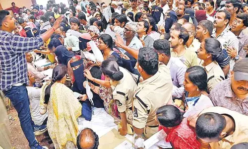 केवल कांग्रेसियों के लिए राशन केवल कांग्रेसियों के लिए राशन