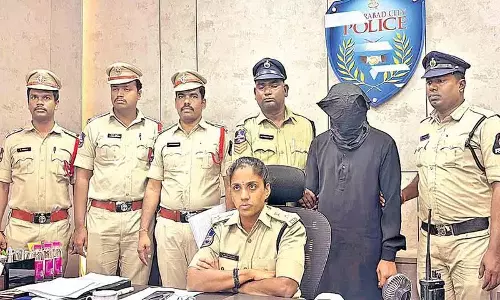 एक युवती द्वारा एक युवक पर हमला