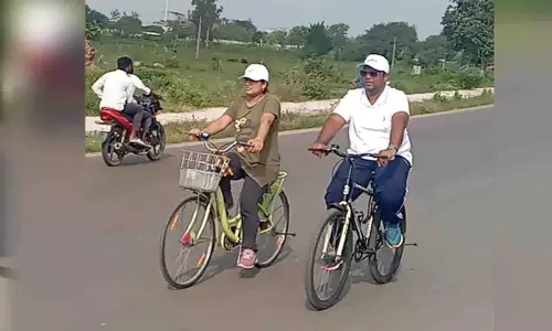 Telangana: कलेक्टर ने 20 किलोमीटर साइकिल चलाकर रामायमपेट अस्पताल का निरीक्षण किया Telangana: कलेक्टर ने 20 किलोमीटर साइकिल चलाकर रामायमपेट अस्पताल का निरीक्षण किया