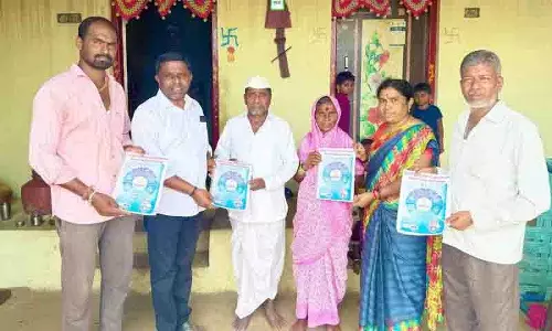 सरपंच ने Mukhra village में कांग्रेस के अधूरे वादों वाली पुस्तिकाएं बांटीं सरपंच ने Mukhra village में कांग्रेस के अधूरे वादों वाली पुस्तिकाएं बांटीं