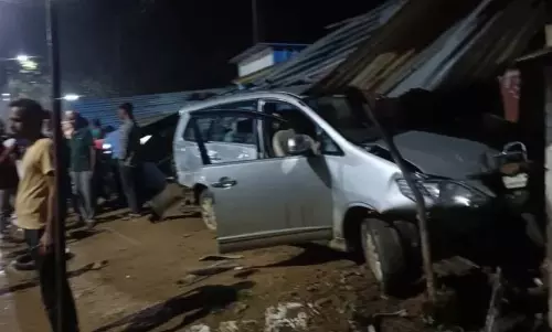 CG: तेज रफ्तार ट्रक की टक्कर से इनोवा अनियंत्रित, दुकानों को नुकसान, बड़ा हादसा टला
