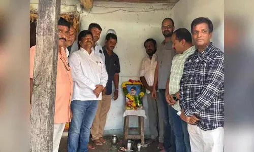हम सब यहाँ हैं.. एक दोस्त के परिवार का समर्थन करने के लिए
